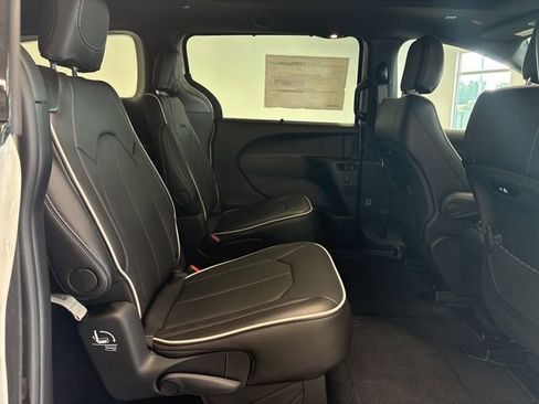 New 2026 Chrysler Pacifica Limited image 29