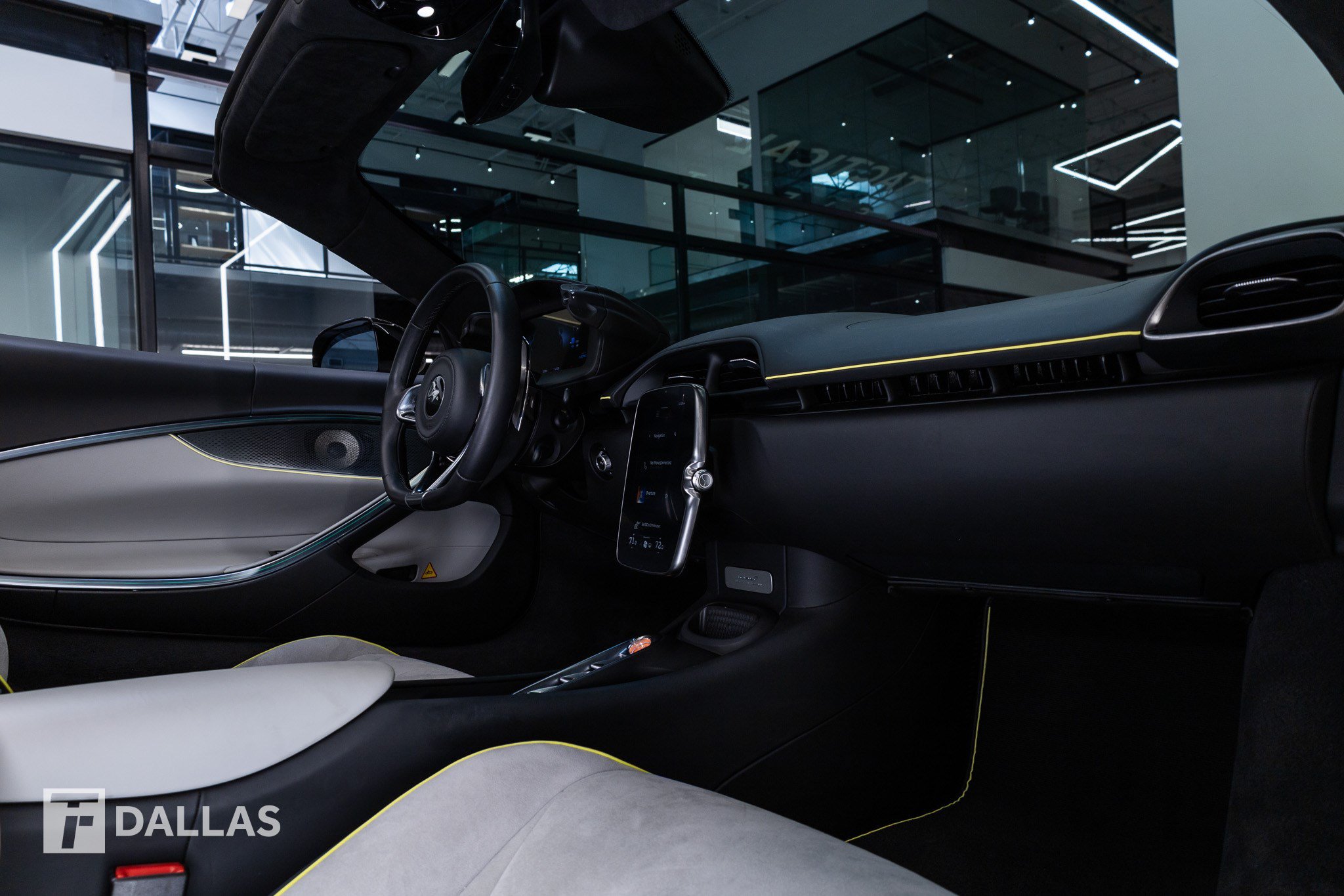 Used 2025 McLaren Artura Spider RWD image 32