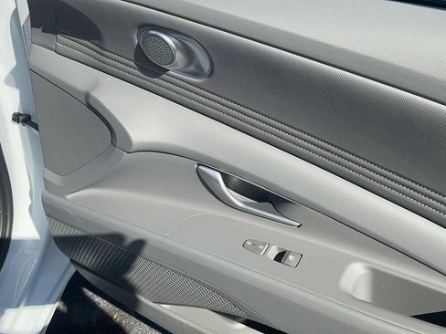Certified 2025 Hyundai Elantra SEL FWD image 30