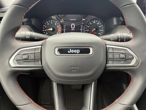 Used 2025 Jeep Compass Trailhawk AWD/4WD image 22