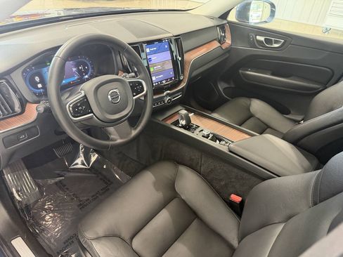 Used 2023 Volvo XC60 B5 Plus FWD image 10