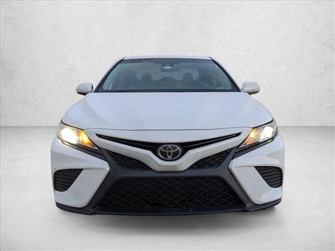 Used 2018 Toyota Camry SE image 2