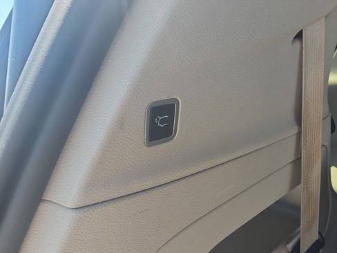 Used 2023 Chrysler Pacifica Touring-L FWD image 17