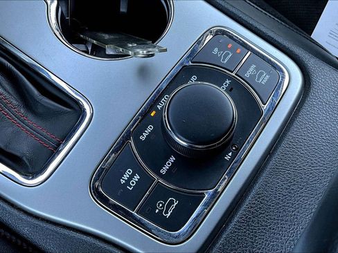 Used 2019 Jeep Grand Cherokee Trailhawk AWD/4WD image 16