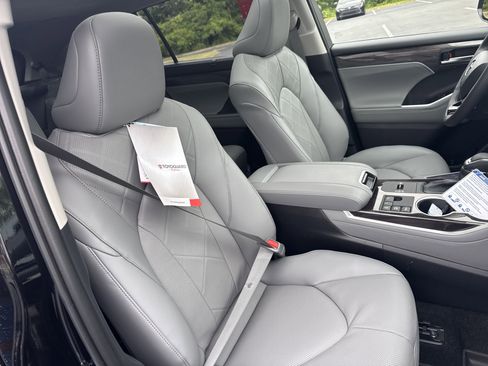 New 2026 Toyota Highlander Platinum AWD/4WD image 38