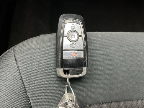 Used 2019 Ford Fusion SE FWD image 25