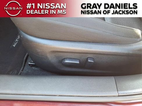 Used 2024 Nissan Altima 2.5 SV FWD image 10