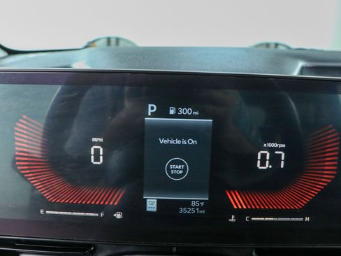Used 2025 Kia Carnival FWD image 15
