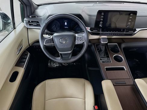 Certified 2023 Toyota Sienna XLE AWD/4WD image 4