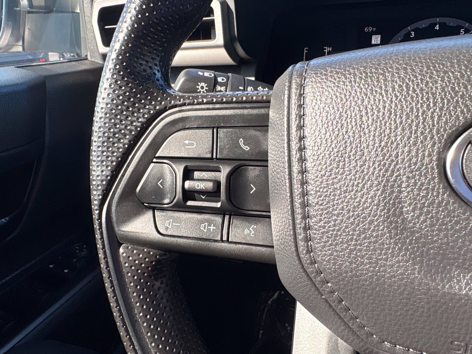 Used 2025 Toyota Tacoma SR5 AWD/4WD image 16