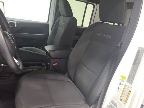 Used 2019 Jeep Wrangler Unlimited Sahara w/ Safety Group AWD/4WD image 17