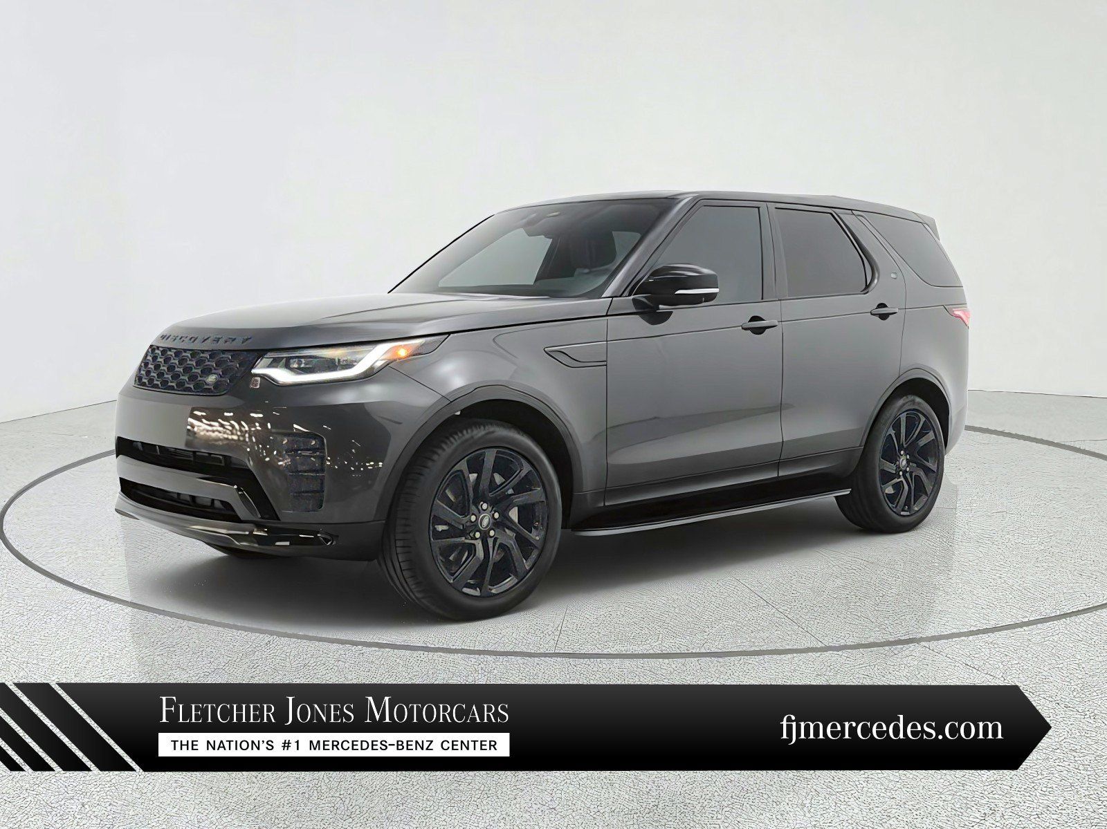Used 2024 Land Rover Discovery Dynamic SE AWD/4WD image 1