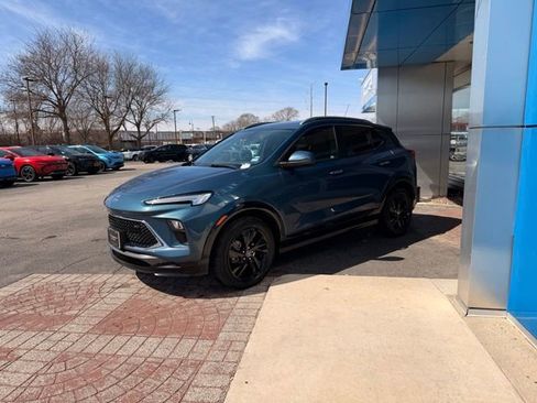 Used 2024 Buick Encore GX Sport Touring image 3
