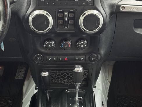 Used 2017 Jeep Wrangler Unlimited Rubicon w/ Connectivity Group AWD/4WD image 22