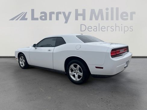 Used 2010 Dodge Challenger SE image 3