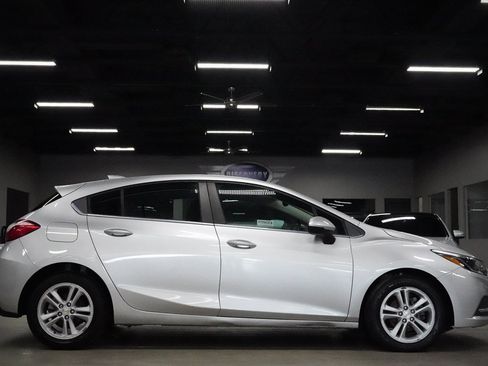 Used 2017 Chevrolet Cruze LT w/ Convenience Package FWD image 6