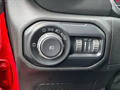 Used 2018 Jeep Wrangler Unlimited Sahara w/ Cold Weather Group AWD/4WD image 17
