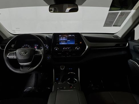 Used 2022 Toyota Highlander LE image 30