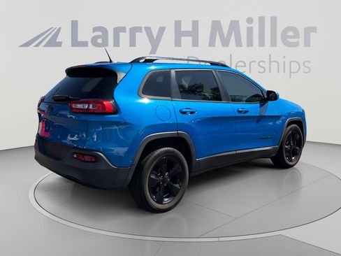 Used 2018 Jeep Cherokee Latitude w/ Altitude Package FWD image 5