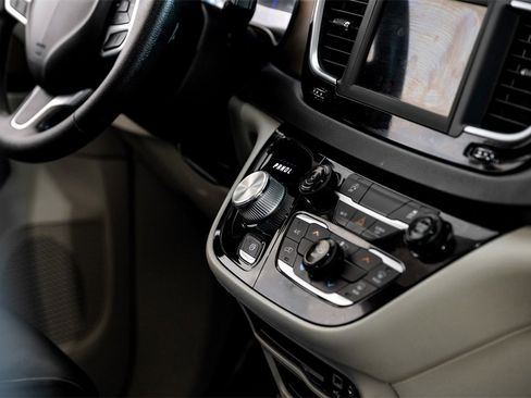 Used 2020 Chrysler Voyager Lxi image 19