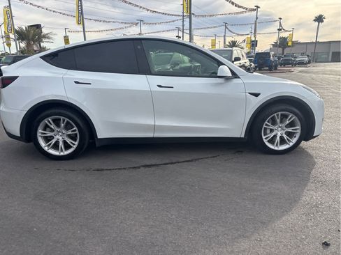 Used 2021 Tesla Model Y Long Range image 4