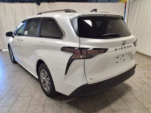 New 2026 Toyota Sienna XLE image 7