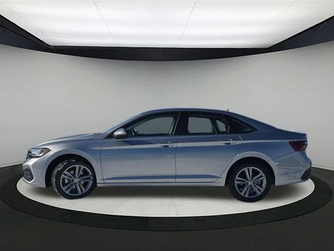 Used 2024 Volkswagen Jetta SE image 4