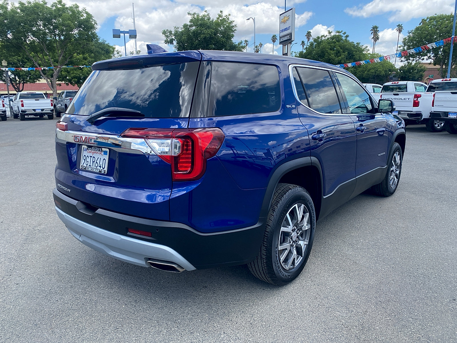 Used 2023 GMC Acadia SLE FWD image 6