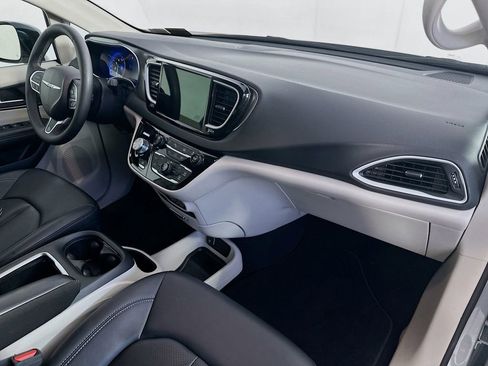 Used 2024 Chrysler Pacifica Touring-L image 30