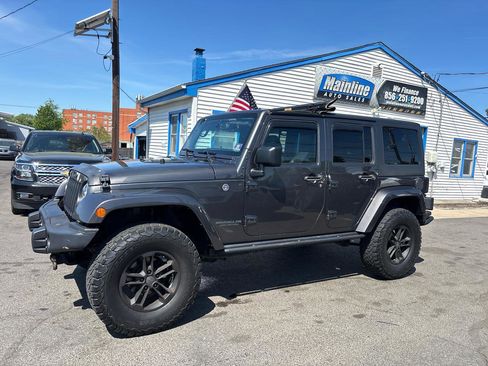 Used 2017 Jeep Wrangler Unlimited Sahara image 2