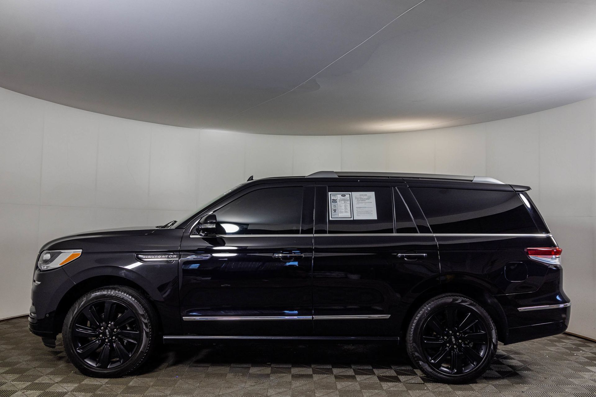 Used 2024 Lincoln Navigator Reserve w/ Monochromatic Package AWD/4WD image 26