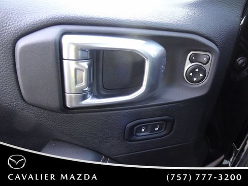 Used 2025 Jeep Wrangler Unlimited Sahara AWD/4WD image 16