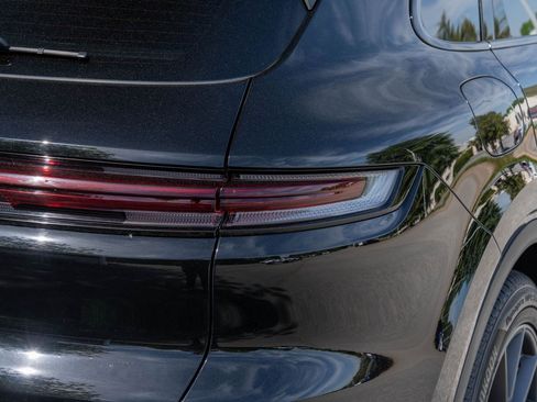 Certified 2024 Porsche Cayenne w/ Premium Package Plus (PFM) AWD/4WD image 15