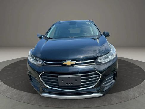 Used 2018 Chevrolet Trax LT w/ LT Convenience Package FWD image 2