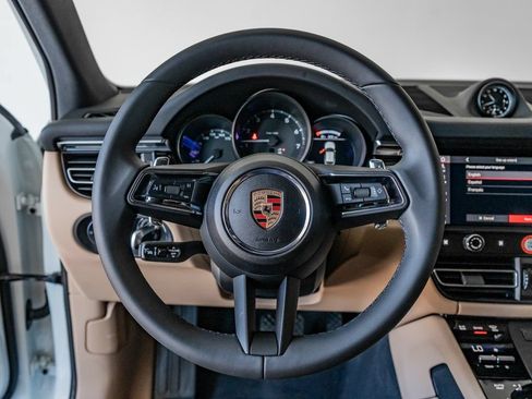 Certified 2025 Porsche Macan AWD/4WD image 17