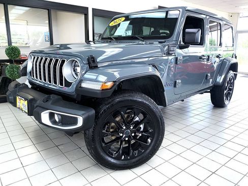Used 2025 Jeep Wrangler Unlimited Sahara w/ Safety Group AWD/4WD image 2