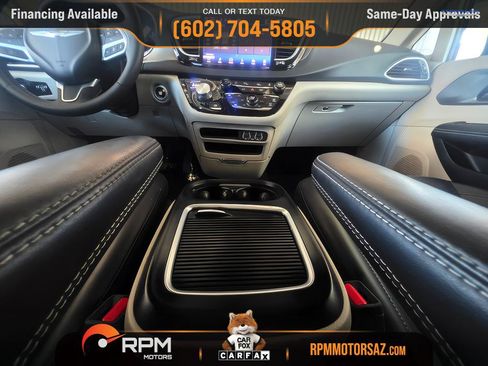 Used 2023 Chrysler Pacifica Touring-L FWD image 17