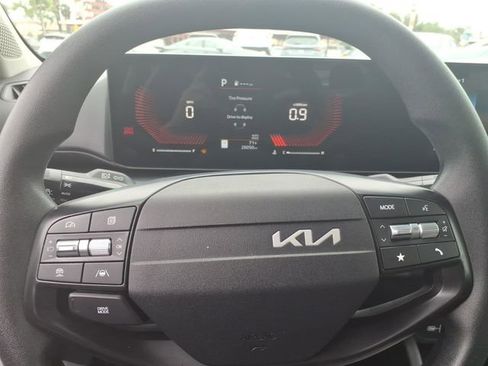 Used 2025 Kia K4 LXS image 17