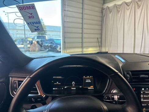 Used 2017 Lincoln Continental Select image 19