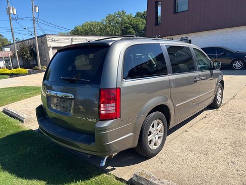 Used 2010 Chrysler Town & Country Touring FWD image 7