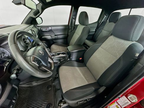 Used 2020 Toyota Tacoma TRD Off-Road image 11