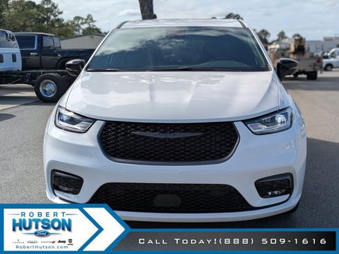 New 2026 Chrysler Pacifica Select image 3