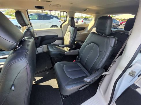 Used 2018 Chrysler Pacifica LX FWD image 12