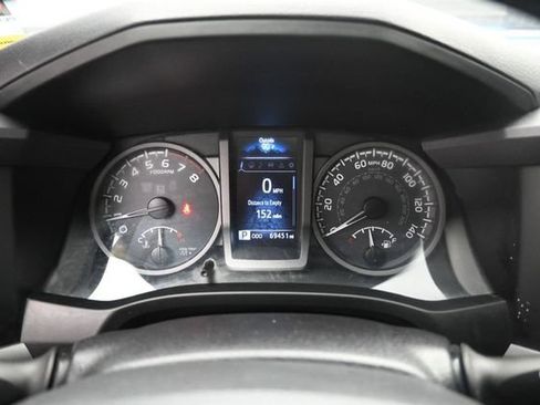 Used 2016 Toyota Tacoma TRD Sport w/ Premium & Technology Package RWD image 10