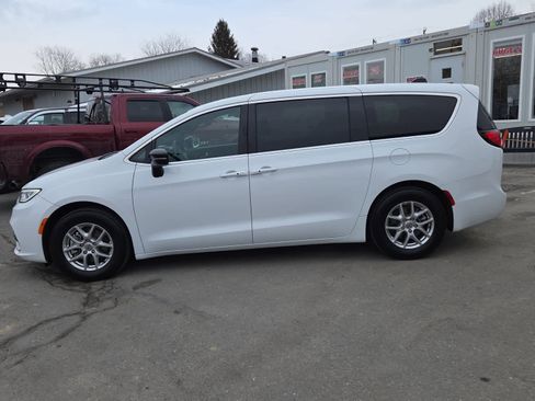 Used 2025 Chrysler Pacifica Select image 7