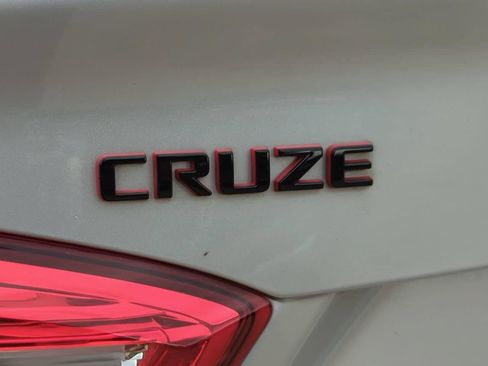 Used 2018 Chevrolet Cruze LT w/ Convenience Package FWD image 5