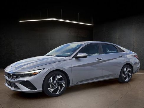 Used 2025 Hyundai Elantra SEL FWD image 3