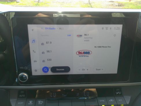 Used 2025 Toyota Camry SE w/ Convenience Package image 28