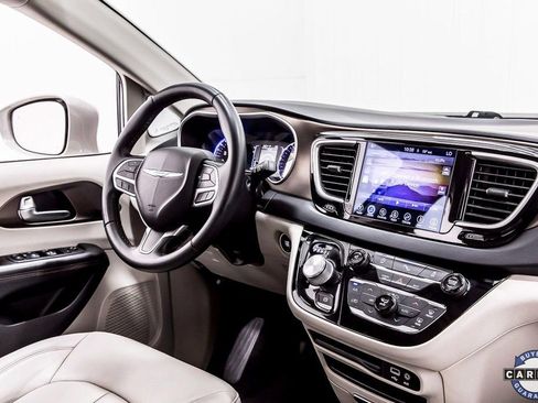 Used 2017 Chrysler Pacifica Touring-L image 19