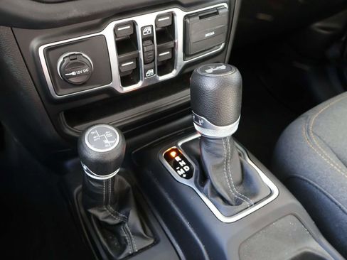 Used 2025 Jeep Wrangler Unlimited Sahara AWD/4WD image 16